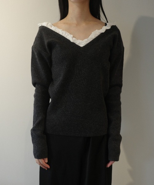 CLANE(クラネ)の「CLANE 2WAY FRILL V NECK KNIT TOPS(ニット/セーター・レディース・ベージュ/ダークグレー/ブラック・1/2)」の3枚目の写真