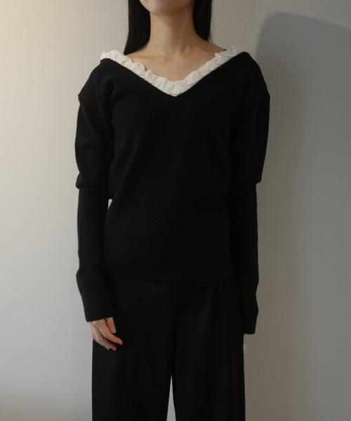 CLANE(クラネ)の「CLANE 2WAY FRILL V NECK KNIT TOPS(ニット/セーター・レディース・ベージュ/ダークグレー/ブラック・1/2)」の2枚目の写真