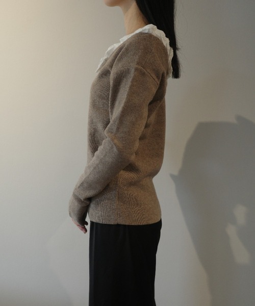 CLANE(クラネ)の「CLANE 2WAY FRILL V NECK KNIT TOPS(ニット/セーター・レディース・ベージュ/ダークグレー/ブラック・1/2)」の4枚目の写真