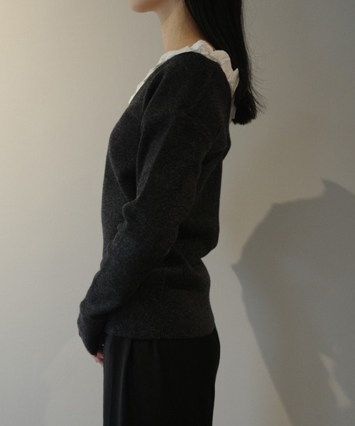CLANE(クラネ)の「CLANE 2WAY FRILL V NECK KNIT TOPS(ニット/セーター・レディース・ベージュ/ダークグレー/ブラック・1/2)」の6枚目の写真