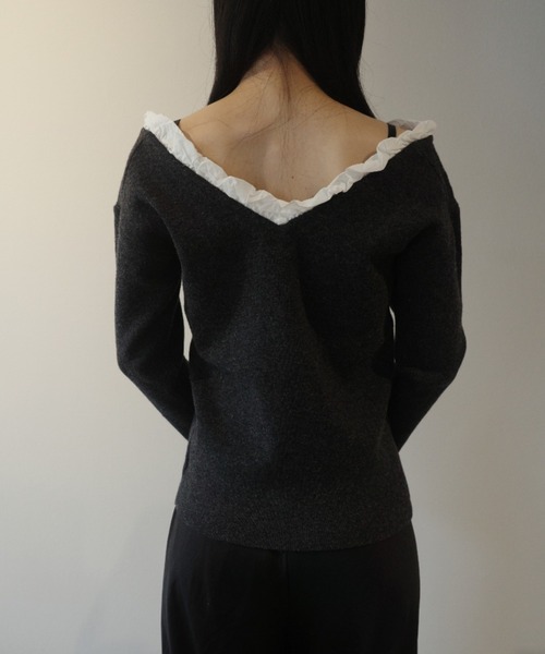 CLANE(クラネ)の「CLANE 2WAY FRILL V NECK KNIT TOPS(ニット/セーター・レディース・ベージュ/ダークグレー/ブラック・1/2)」の7枚目の写真