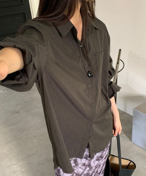 UMBRELLA ON THE GO(アンブレラオンザゴー)の「ウィメンズ SIGNATURE オーバーサイズポケットシャツ(隠しボタン)(シャツ/ブラウス・レディース・チャコールグレー/ブラック/アイボリー/パープル系・FREE)」の5枚目の写真