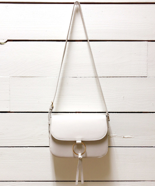 archives（アルシーヴ）の「○リングポイントショルダーバッグ（ショルダーバッグ・レディース・レッド/アイボリー/ブラック/ワイン/モカ/ベージュ・MEDIUM）」の2枚目の写真