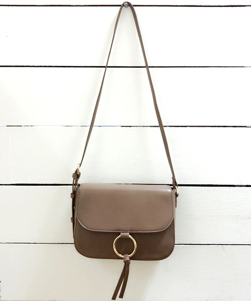 archives（アルシーヴ）の「○リングポイントショルダーバッグ（ショルダーバッグ・レディース・レッド/アイボリー/ブラック/ワイン/モカ/ベージュ・MEDIUM）」の3枚目の写真