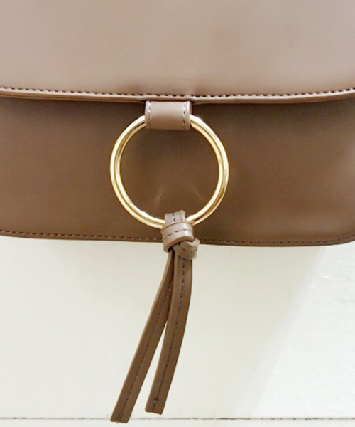 archives（アルシーヴ）の「○リングポイントショルダーバッグ（ショルダーバッグ・レディース・レッド/アイボリー/ブラック/ワイン/モカ/ベージュ・MEDIUM）」の19枚目の写真