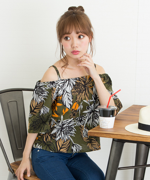 SpRay（スプレイ）の「リゾート柄５分袖オフショル（シャツ/ブラウス・レディース・カーキ/オフホワイト/ネイビー・FREE）」の2枚目の写真