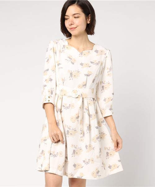 GeeRA（ジーラ）の「ベルト付フラワープリントワンピース（ワンピース・レディース・ベージュ系その他・LARGE/X-LARGE/MEDIUM/SMALL）」の2枚目の写真