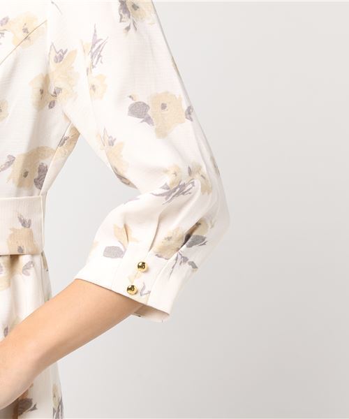 GeeRA（ジーラ）の「ベルト付フラワープリントワンピース（ワンピース・レディース・ベージュ系その他・LARGE/X-LARGE/MEDIUM/SMALL）」の7枚目の写真