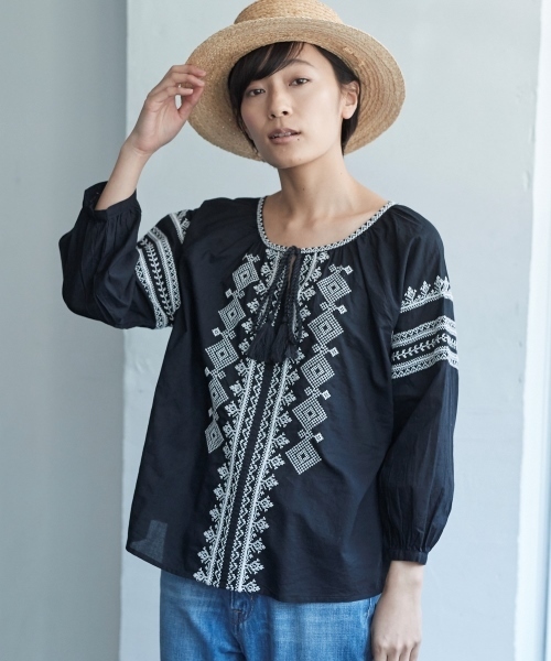 AMERICAN HOLIC（アメリカンホリック）の「・刺繍ギャザーブラウス（シャツ/ブラウス・レディース・オフホワイト/ブラック/ベージュ/マスタード・FREE）」の3枚目の写真