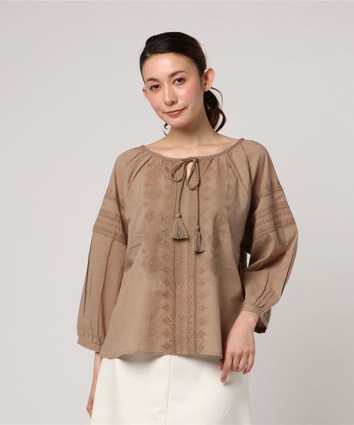 AMERICAN HOLIC（アメリカンホリック）の「・刺繍ギャザーブラウス（シャツ/ブラウス・レディース・オフホワイト/ブラック/ベージュ/マスタード・FREE）」の4枚目の写真