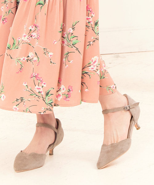 KOBE LETTUCE（コウベレタス）の「アンクルストラップキトゥンヒールサイドカットデザインパンプス（パンプス・レディース・グレイッシュベージュ/サックスブルー/ピンク/ブラック・L/LL/M/S）」の3枚目の写真