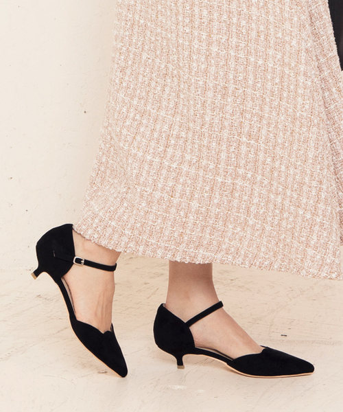 KOBE LETTUCE（コウベレタス）の「アンクルストラップキトゥンヒールサイドカットデザインパンプス（パンプス・レディース・グレイッシュベージュ/サックスブルー/ピンク/ブラック・L/LL/M/S）」の2枚目の写真