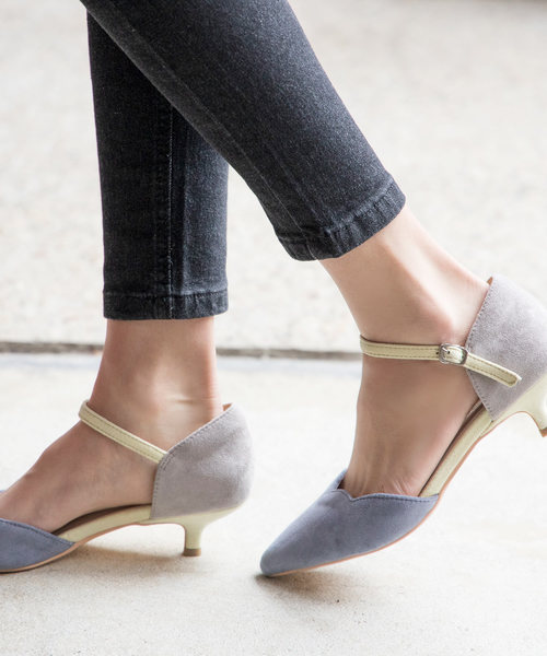 KOBE LETTUCE（コウベレタス）の「アンクルストラップキトゥンヒールサイドカットデザインパンプス（パンプス・レディース・グレイッシュベージュ/サックスブルー/ピンク/ブラック・L/LL/M/S）」の11枚目の写真