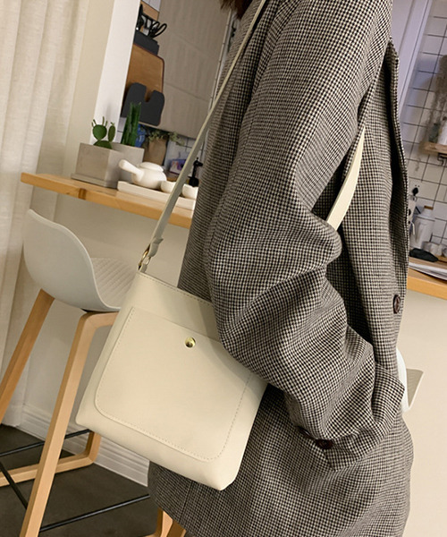 c.u.l（シーユーエル）の「【c.u.l】PUレザー ワンショルダーバッグ 縦型バッグ ショルダーバッグ cula50（ショルダーバッグ・レディース・ブラック/ベージュ/ブラウン/アイボリー・FREE）」の2枚目の写真