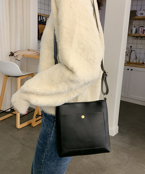 c.u.l（シーユーエル）の「【c.u.l】PUレザー ワンショルダーバッグ 縦型バッグ ショルダーバッグ cula50（ショルダーバッグ・レディース・ブラック/ベージュ/ブラウン/アイボリー・FREE）」の3枚目の写真