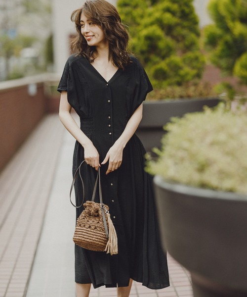 BAYFLOW（ベイフロー）の「3WAYスモッキングワンピース（レンチング(TM)エコヴェロ(TM)繊維使用）（ワンピース・レディース・ライトブルー/ブラック/カーキ/ナチュラル・SMALL/MEDIUM）」の2枚目の写真