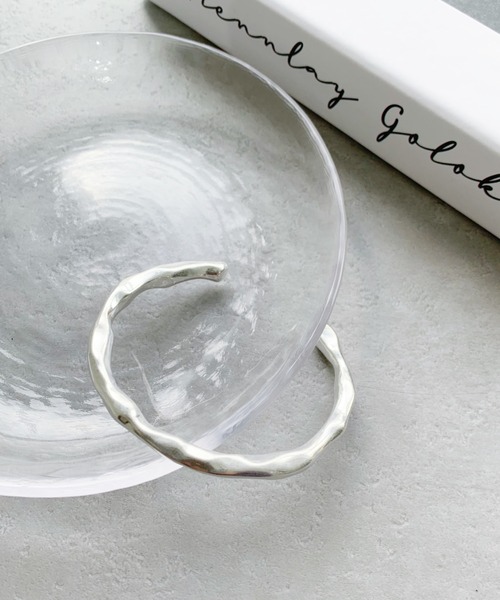 iso(イソ)の「ニュアンスメタルバングル(バングル/リストバンド・レディース・シルバー/ゴールド・FREE)」の1枚目の写真