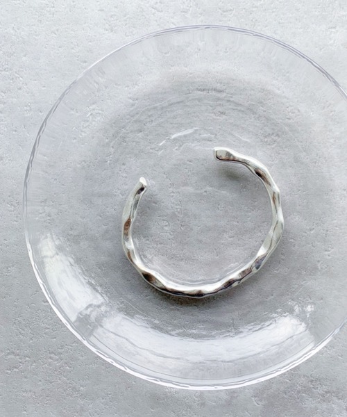 iso(イソ)の「ニュアンスメタルバングル(バングル/リストバンド・レディース・シルバー/ゴールド・FREE)」の7枚目の写真