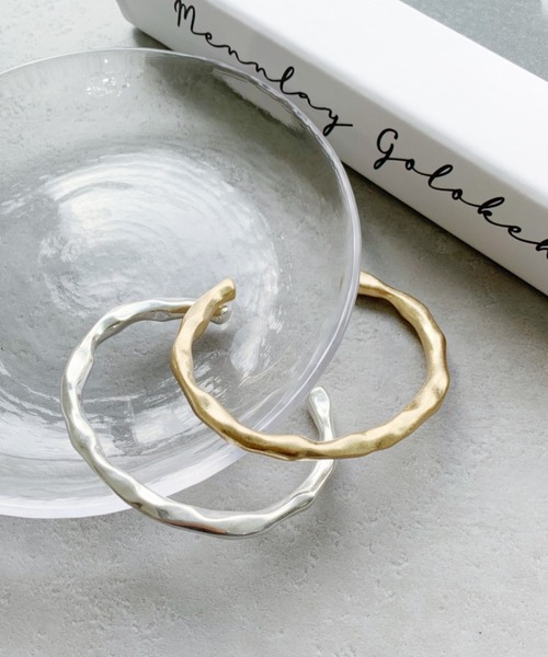 iso(イソ)の「ニュアンスメタルバングル(バングル/リストバンド・レディース・シルバー/ゴールド・FREE)」の3枚目の写真