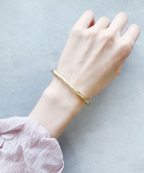 iso(イソ)の「ニュアンスメタルバングル(バングル/リストバンド・レディース・シルバー/ゴールド・FREE)」の8枚目の写真