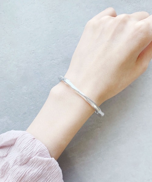 iso(イソ)の「ニュアンスメタルバングル(バングル/リストバンド・レディース・シルバー/ゴールド・FREE)」の9枚目の写真