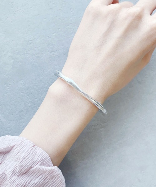 iso(イソ)の「ニュアンスメタルバングル(バングル/リストバンド・レディース・シルバー/ゴールド・FREE)」の16枚目の写真