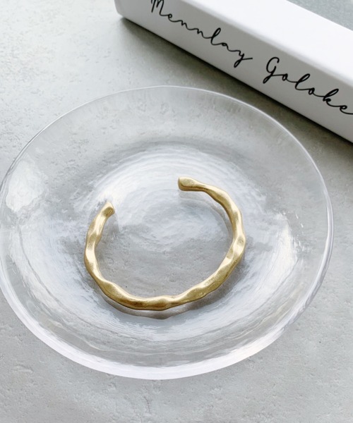 iso(イソ)の「ニュアンスメタルバングル(バングル/リストバンド・レディース・シルバー/ゴールド・FREE)」の4枚目の写真