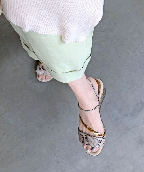 enchanted prima(エンチャンテッドプリマ)の「メタリックコンビストラップ2wayサンダル(サンダル・レディース・ブラック/アイボリー/パイソン・LL/S/M/L)」の3枚目の写真