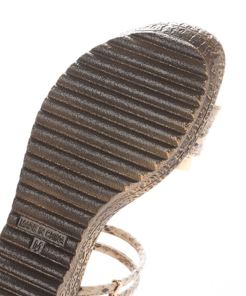 enchanted prima(エンチャンテッドプリマ)の「メタリックコンビストラップ2wayサンダル(サンダル・レディース・ブラック/アイボリー/パイソン・LL/S/M/L)」の7枚目の写真