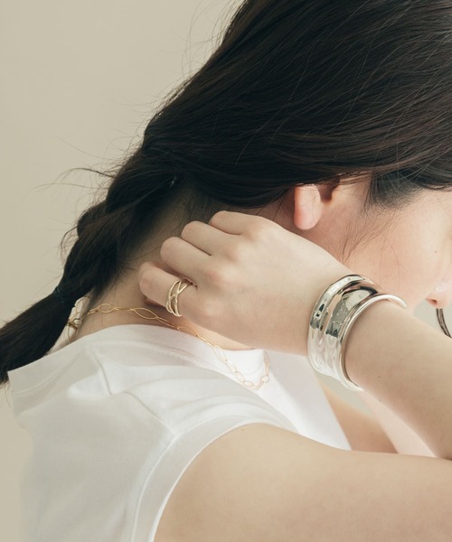 SMELLY（スメリー）の「ワイドイビツバングル（バングル/リストバンド・レディース・シルバー・-）」の2枚目の写真