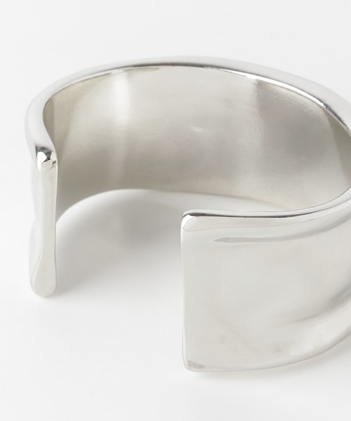 SMELLY（スメリー）の「ワイドイビツバングル（バングル/リストバンド・レディース・シルバー・-）」の5枚目の写真