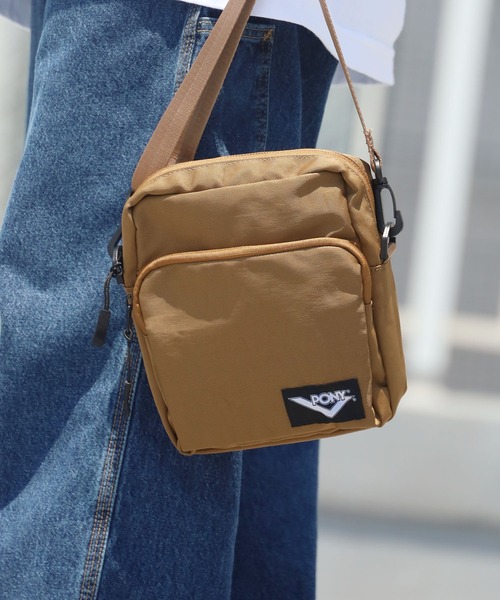 PONY（ポニー）の「PONY/ポニー SQUARE SHOULDER BAG ショルダーバッグ（ショルダーバッグ・メンズ・ブラック/レッド/キャメル・FREE）」の3枚目の写真