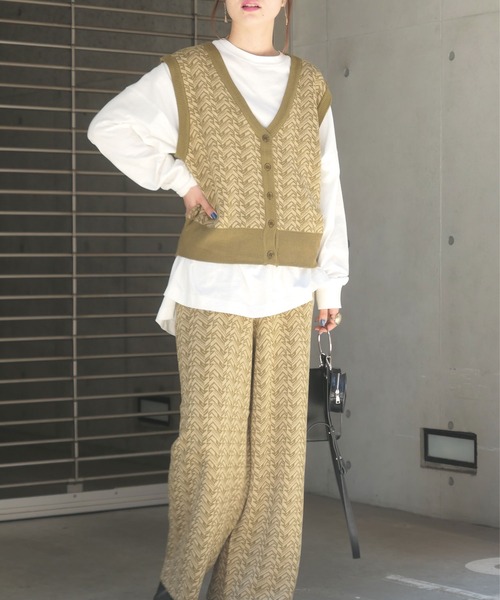 CORNERS（コーナーズ）の「ジオメトリック柄ジャガードニットベスト（ベスト・レディース・ブラック/ブラウン/カーキ/ブルー・FREE）」の3枚目の写真