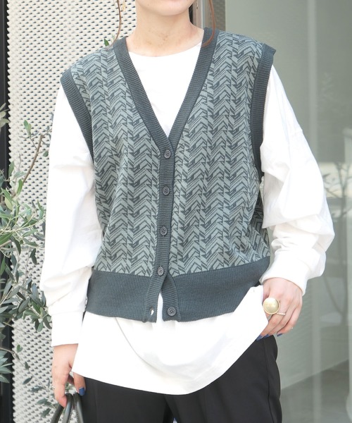 CORNERS（コーナーズ）の「ジオメトリック柄ジャガードニットベスト（ベスト・レディース・ブラック/ブラウン/カーキ/ブルー・FREE）」の4枚目の写真