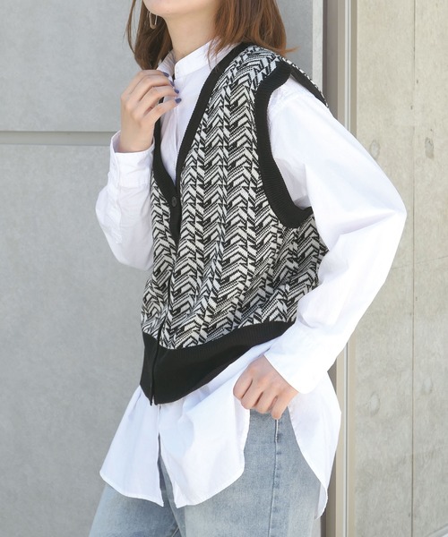 CORNERS（コーナーズ）の「ジオメトリック柄ジャガードニットベスト（ベスト・レディース・ブラック/ブラウン/カーキ/ブルー・FREE）」の2枚目の写真