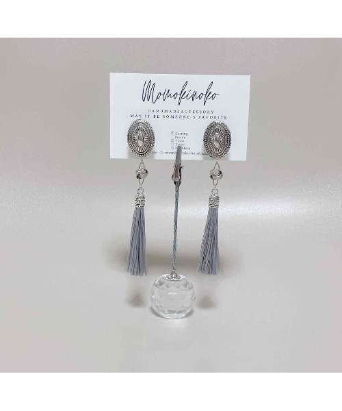 tone(トーン)の「【MOMOKINOKO】コンチョロングタッセル(earring)(MA)(イヤリング・レディース・ブラック/グレー/アイボリー/グリーン/ネイビー/ホワイト・FREE)」の4枚目の写真
