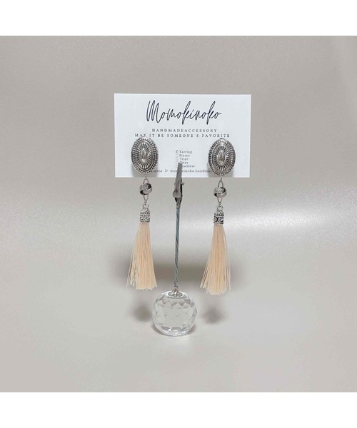 tone(トーン)の「【MOMOKINOKO】コンチョロングタッセル(earring)(MA)(イヤリング・レディース・ブラック/グレー/アイボリー/グリーン/ネイビー/ホワイト・FREE)」の2枚目の写真