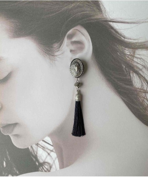 tone(トーン)の「【MOMOKINOKO】コンチョロングタッセル(earring)(MA)(イヤリング・レディース・ブラック/グレー/アイボリー/グリーン/ネイビー/ホワイト・FREE)」の10枚目の写真
