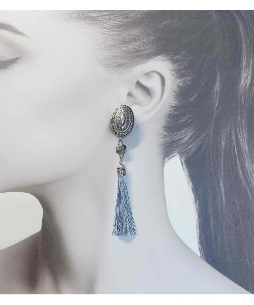 tone(トーン)の「【MOMOKINOKO】コンチョロングタッセル(earring)(MA)(イヤリング・レディース・ブラック/グレー/アイボリー/グリーン/ネイビー/ホワイト・FREE)」の12枚目の写真