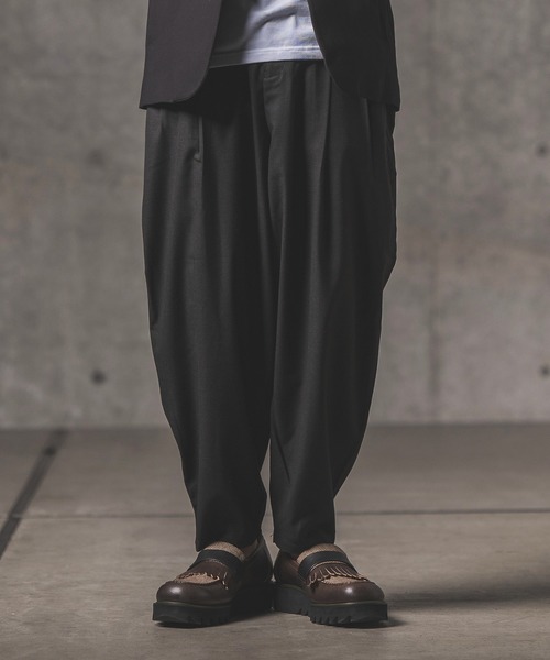 GLIMCLAP(グリムクラップ)の「mp9640-Uneven yarn T-R fabric balloon silhouette pants パンツ(その他パンツ・メンズ・ライトグレー/ブラック/ベージュ/チャコール・S/M/L)」の2枚目の写真