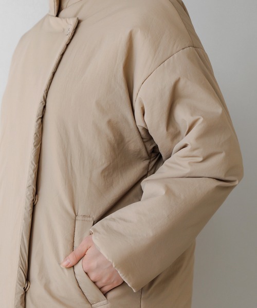 Bou Jeloud（ブージュルード）の「【WEB限定】中綿スタンドロングコート（チェスターコート・レディース・モカ/ブラック/オフホワイト・FREE）」の17枚目の写真