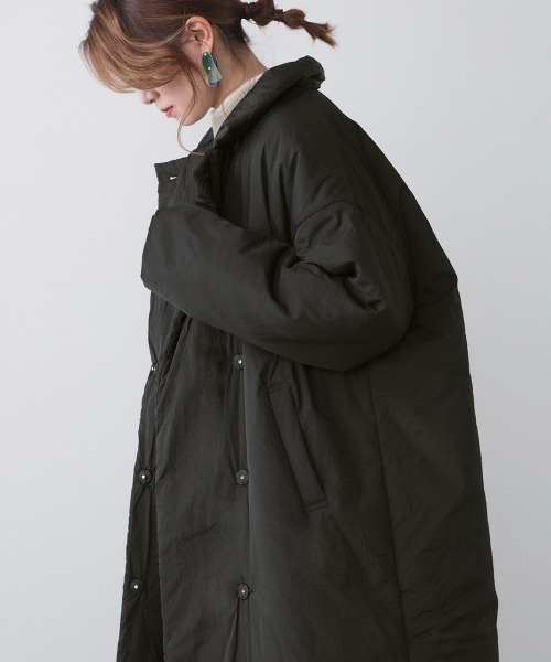 Bou Jeloud（ブージュルード）の「【WEB限定】中綿スタンドロングコート（チェスターコート・レディース・モカ/ブラック/オフホワイト・FREE）」の8枚目の写真