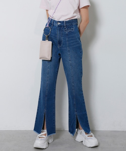 Seemi. byNICECLAUP（ シーミーバイナイスクラップ）の「Seemi スリット入りフレアデニムパンツ（デニムパンツ・レディース・ライトブルー/ネイビー・SMALL/MEDIUM）」の2枚目の写真