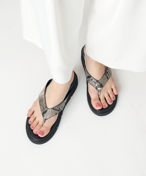 B.C STOCK(ベーセーストック)の「トングボリュームソールサンダル(サンダル・レディース・ブラック/チャコールグレー/ホワイト・MEDIUM/LARGE/SMALL)」の3枚目の写真