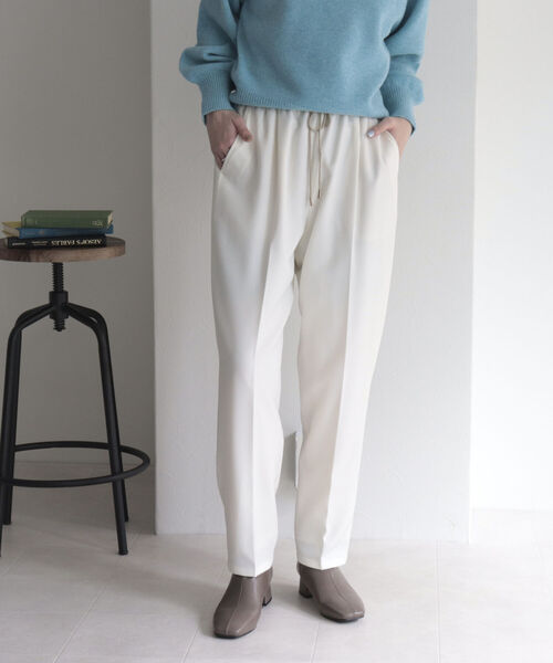 fredy emue（フレディエミュ）の「ウールライクテーパードパンツ【サイズ展開あり】（スラックス・レディース・ブラック/サックスブルー/オフホワイト/ベージュ・38/36/34）」の9枚目の写真