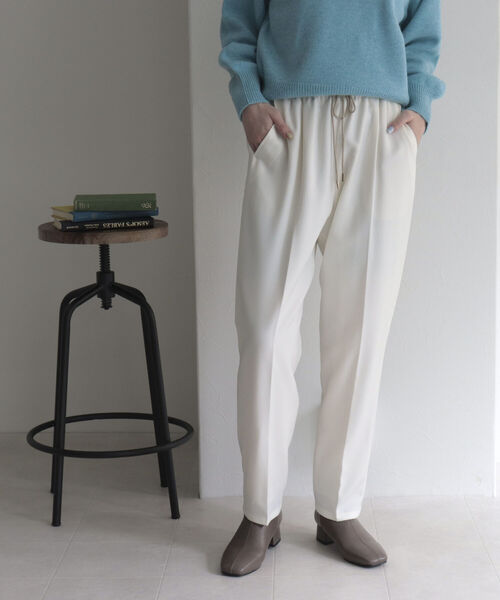 fredy emue（フレディエミュ）の「ウールライクテーパードパンツ【サイズ展開あり】（スラックス・レディース・ブラック/サックスブルー/オフホワイト/ベージュ・38/36/34）」の11枚目の写真