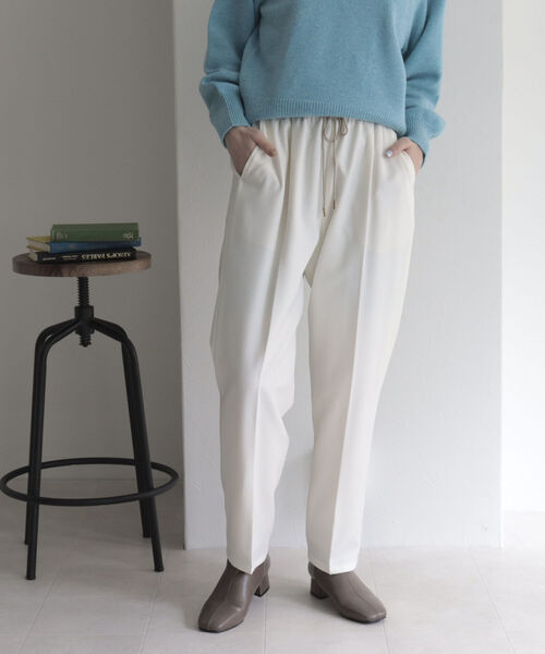 fredy emue（フレディエミュ）の「ウールライクテーパードパンツ【サイズ展開あり】（スラックス・レディース・ブラック/サックスブルー/オフホワイト/ベージュ・38/36/34）」の12枚目の写真
