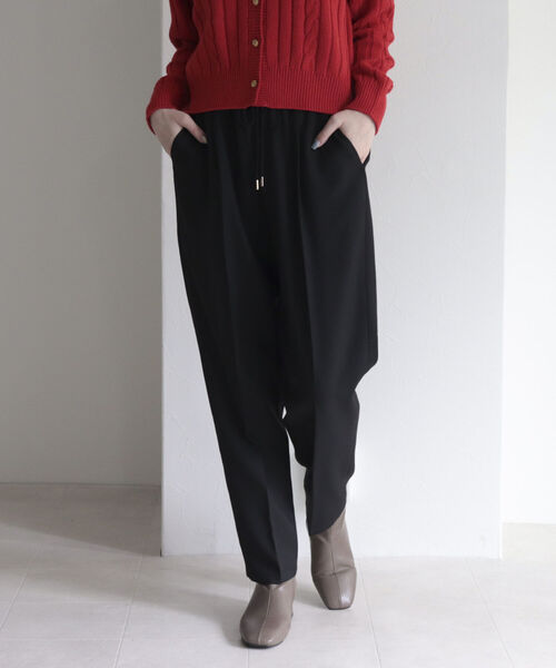 fredy emue（フレディエミュ）の「ウールライクテーパードパンツ【サイズ展開あり】（スラックス・レディース・ブラック/サックスブルー/オフホワイト/ベージュ・38/36/34）」の13枚目の写真