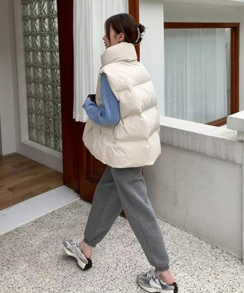 CLEA(クレア)の「フェイクダウンオーバーサイズベスト(ダウンベスト・レディース・アイボリー/ブラック・FREE)」の4枚目の写真