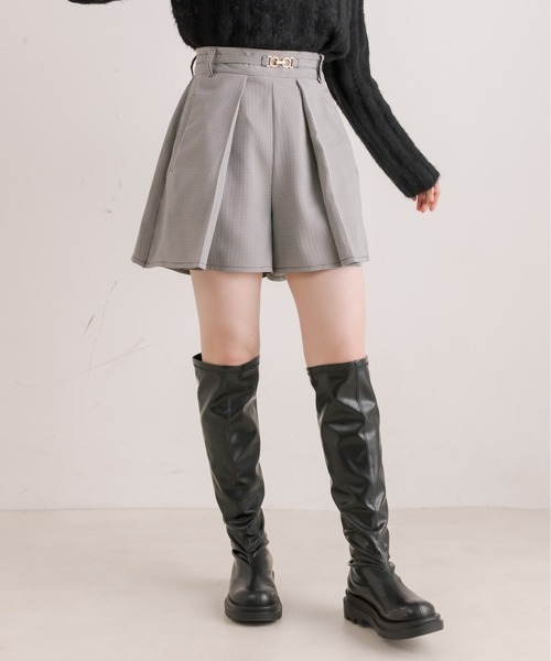 オリーブ色 プリーツ ショートパンツ ベルト付き OLIVE des OLIVE（オリーブデオリーブ）の「ビットベルト付きプリーツ